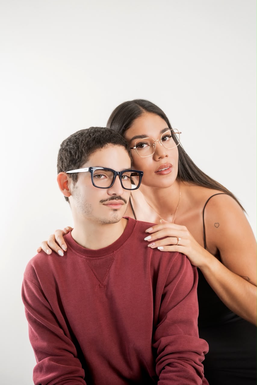 Pareja usando lentes Visual-Pro